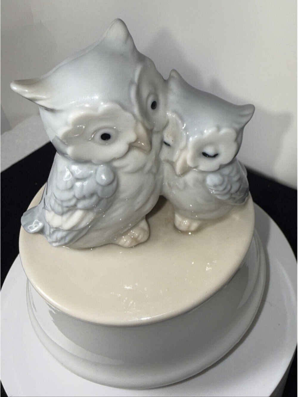0047- Vintage Otagiri Porcelain Grey Owls Music Box "Close To You" Japan 1980s - Picture 7 of 14